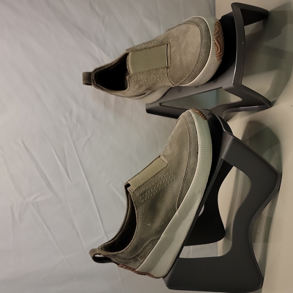 Sorel Women's Out N About Plus Slip On Shoe in great condition size 6